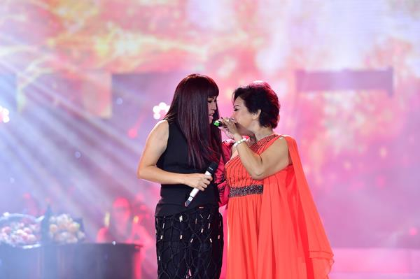 Quang H&agrave; nắm tay Phương Thanh v&agrave; Siu Black lại gần nhau trong Live Concert