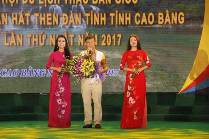 &Ocirc;ng Phạm Văn Cao, B&iacute; thư Huyện ủy Tr&ugrave;ng Kh&aacute;nh, Cao bằng tặng hoa cho hai ca sỹ.