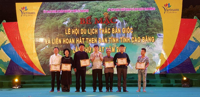 &Ocirc;ng Nguyễn Th&agrave;nh Hải, Chủ tịch UBND huyện Tr&ugrave;ng Kh&aacute;nh trao giải cho c&aacute;c c&aacute; nh&acirc;n, đo&agrave;n nghệ thuật đạt giải.