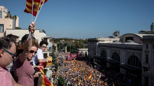 Theo RT, cuộc biểu t&igrave;nh phản đối xứ Catalonia ly khai tại trung t&acirc;m th&agrave;nh phố Barcelona ng&agrave;y 8/10 đ&atilde; thu h&uacute;t &iacute;t nhất 350.000 người. D&ograve;ng người giương 2 l&aacute; cờ T&acirc;y Ban Nha v&agrave; Catalonia c&ugrave;ng những khẩu hiệu: &ldquo;Catalonia l&agrave; T&acirc;y Ban Nha&rdquo;, &ldquo;Ch&uacute;ng ta mạnh hơn khi đo&agrave;n kết&rdquo;, &ldquo;T&ocirc;i l&agrave; người T&acirc;y Ban Nha&rdquo;. (Ảnh: Getty)