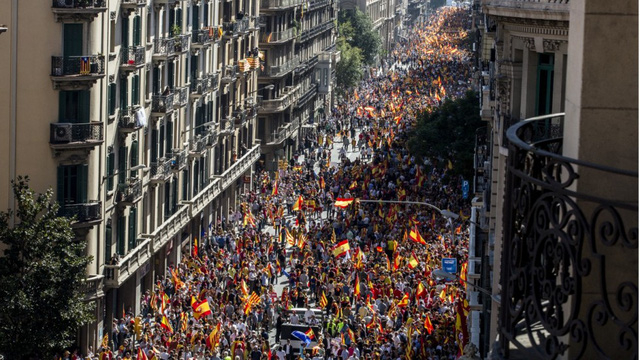 Cuộc tuần h&agrave;nh do nh&oacute;m x&atilde; hội d&acirc;n sự Catalonia tổ chức nhằm bảo vệ sự thống nhất của T&acirc;y Ban Nha. &ldquo;Ai cũng c&oacute; quyền được n&ecirc;u l&ecirc;n &yacute; kiến của m&igrave;nh. T&ocirc;i đ&atilde; từng cho rằng những người phản đối việc Catalonia ly khai kh&ocirc;ng được l&ecirc;n tiếng. H&ocirc;m nay l&agrave; ng&agrave;y tuyệt vời khi to&agrave;n bộ người d&acirc;n c&oacute; thể được n&oacute;i ra điều mong muốn&rdquo;, một phụ nữ Ph&aacute;p sống ở Catalonia chia sẻ với RT. (Ảnh: Bloomberg)