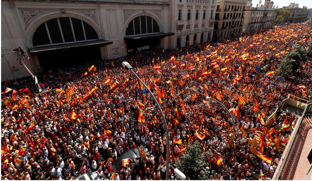 Đ&aacute;m đ&ocirc;ng h&ocirc; vang những khẩu hiệu biểu thị sự đo&agrave;n kết giữa Catalonia v&agrave; T&acirc;y Ban Nha. (Ảnh: Reuters)