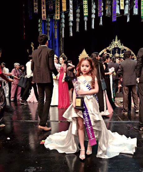 Kh&aacute;nh Linh (c&ocirc; b&eacute; 6 tuổi người Hải Ph&ograve;ng) đoạt giải Fashionista International