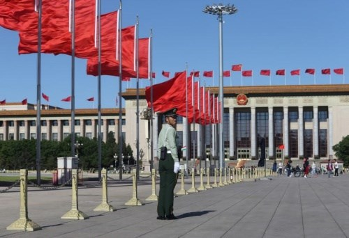 Cờ Trung Quốc tại Quảng trường Thi&ecirc;n An M&ocirc;n, Bắc Kinh. Ảnh: Reuters/VnE