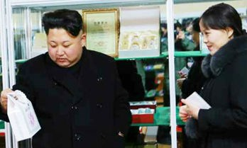 &Ocirc;ng Kim Jong-un v&agrave; em g&aacute;i. (Ảnh: Chosul Ilbo/D&acirc;n tr&iacute;trieu_tien_ACCJ)