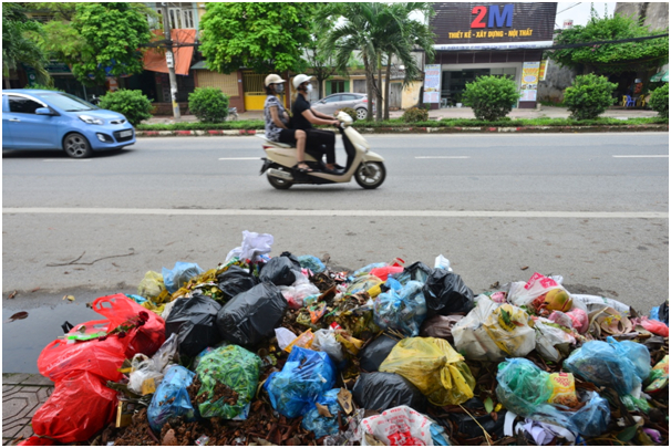Cận cảnh những “núi rác” bủa vây trên nhiều tuyến phố Thị xã Sơn Tây