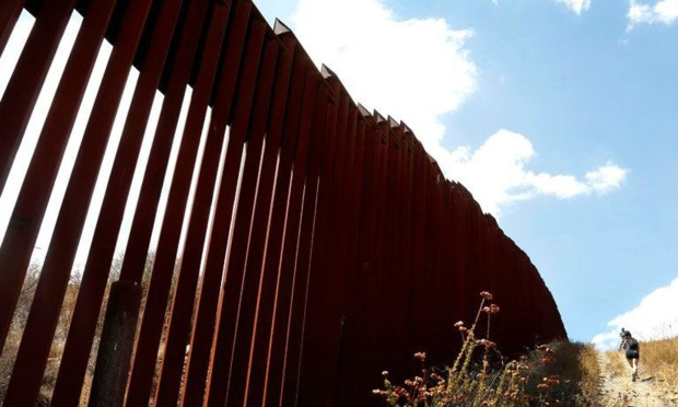 Bức tường bi&ecirc;n giới giữa Tecate, Mexico v&agrave; Tecate, Mỹ.