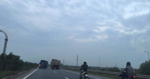 Người dân vẫn đánh cược tính mạng khi đi vào cao tốc Hà Nội - Bắc Giang