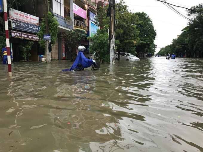 Mưa lớn khiến nhiều địa phương tại Nghệ An bị ngập s&acirc;u, nhiều v&ugrave;ng bị chia cắt trong biển nước.