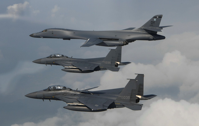 M&aacute;y bay B-1B Lancer của Mỹ v&agrave; m&aacute;y bay chiến đấu F-15 của H&agrave;n Quốc trong cuộc tập trận chung hồi th&aacute;ng 7. (Ảnh: Reuters)