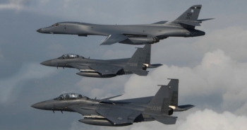 Máy bay ném bom Mỹ tập trận phóng tên lửa răn đe Triều Tiên