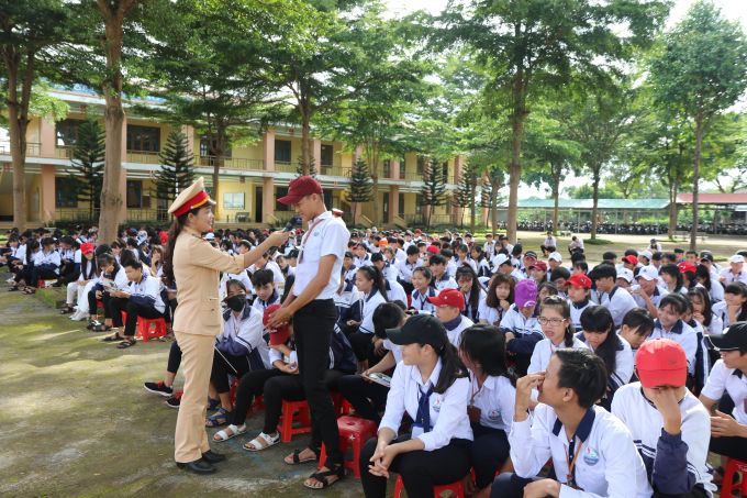 Học sinh Trường THPT Trần Ph&uacute; giao lưu với c&aacute;c chiến sĩ CSGT về Luật giao th&ocirc;ng đường bộ.