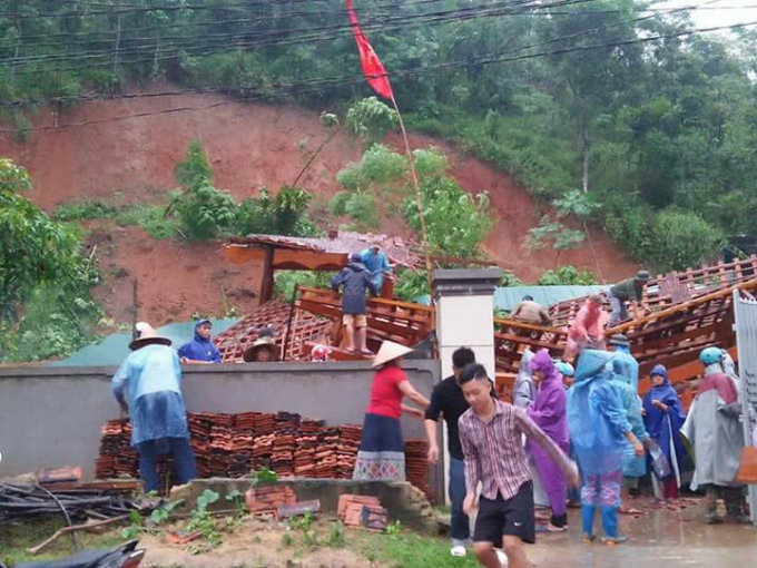 Một nh&agrave; d&acirc;n tại huyện Quế Phong bị đất sạt lở l&agrave;m đổ sập.