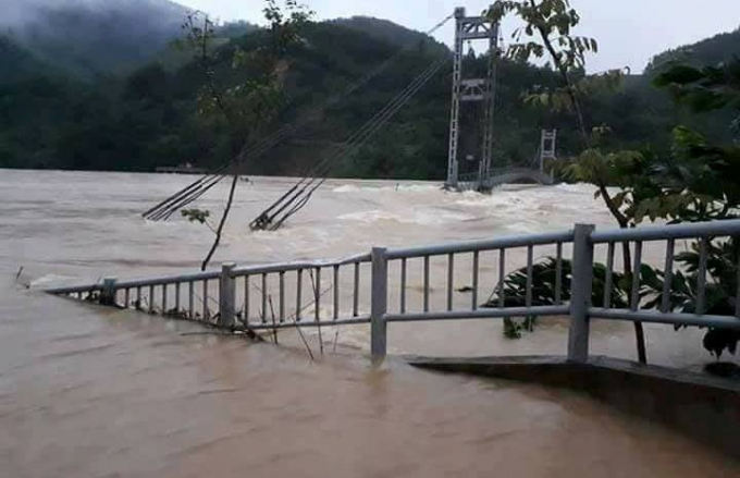 Cầu treo tại huyện Thường Xu&acirc;n bị ngập lũ