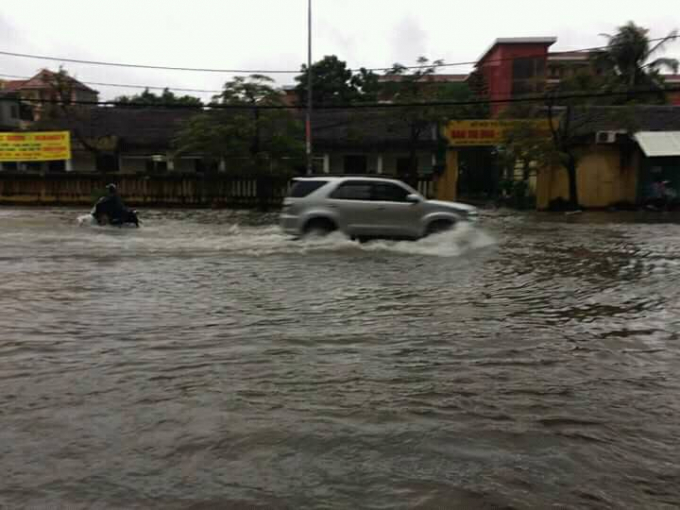 Nhiều tuyến phố tạ TP Thanh H&oacute;a li&ecirc;n tục ngập lụt