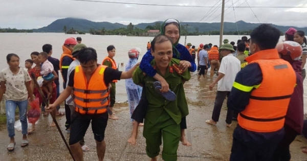 Giúp dân chạy lũ và những khoảnh khắc đi vào lòng người của chiến sĩ công an tỉnh Thanh Hóa