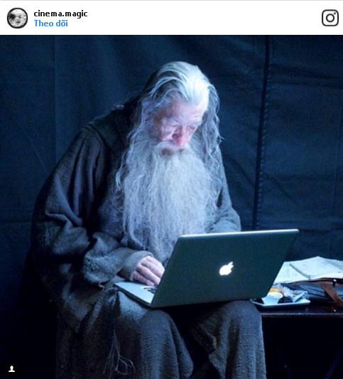Ph&ugrave; thủy &aacute;o x&aacute;m Gandalf đang check email trong l&uacute;c nghỉ giải lao giữa hai cảnh quay.