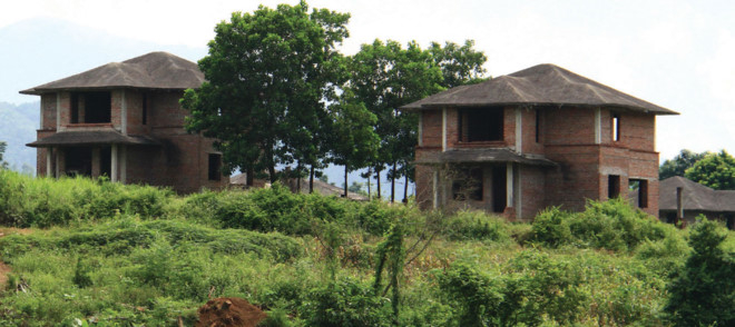 Nhiều biệt thự bỏ hoang của Dự &aacute;n Green Villas. Ảnh: Nguyễn Th&agrave;nh.