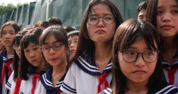 Chùm ảnh: Học sinh trường Lương Thế Vinh nghẹn ngào tiễn đưa thầy Văn Như Cương