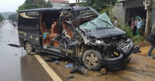 Hòa Bình: Xe khách Limousine nát bét đầu sau cú đâm xe tải