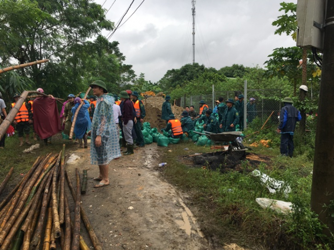 Nghệ An: H&agrave;ng trăm người đội mưa giải cứu đ&ecirc; s&ocirc;ng Vinh