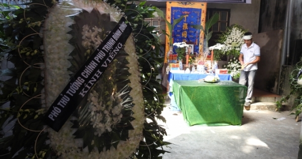Lễ tang phóng viên Đinh Hữu Dư: Truy tặng Bằng khen trong nước mắt