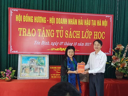 Họa sĩ Văn Dương Th&agrave;nh trao tặng s&aacute;ch cho Trường trung học cơ sở chất lượng cao Hải Hậu.