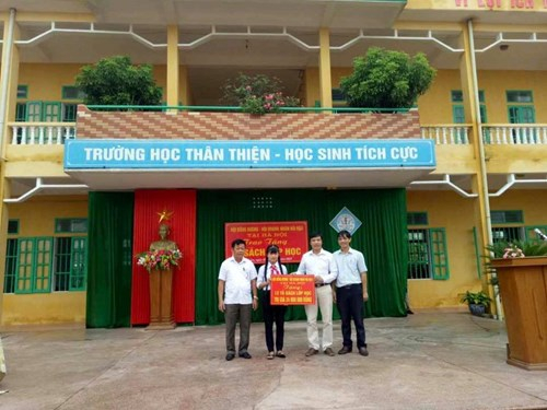 Anh L&ecirc; Việt Nam - đại diện C&ocirc;ng ty Cổ phần Sao Th&aacute;i Dương trao tặng tủ s&aacute;ch cho Trường Trung học Hải Xu&acirc;n
