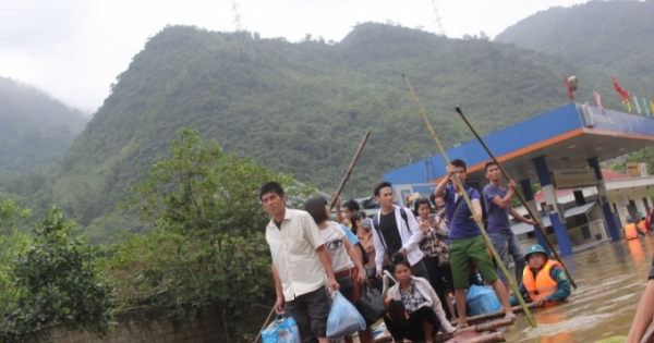 Mai Châu - Hòa Bình: Người dân đi bè qua QL6 vì nước ngập sâu hơn 1m
