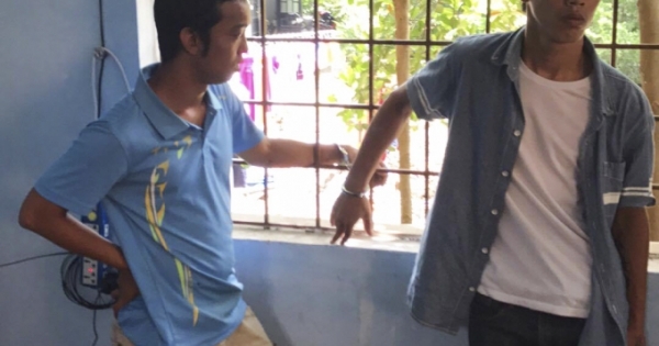 CSGT Huế bắt hai kẻ cướp tiền của người bán vé số tàn tật