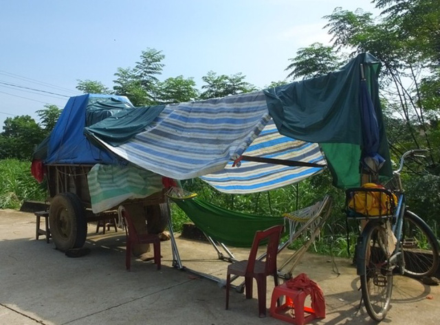 Những lều l&aacute;n đơn sơ dựng tạm trong những ng&agrave;y mưa lũ