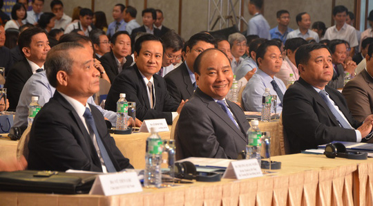 Thủ tướng Nguyễn Xu&acirc;n Ph&uacute;c c&ugrave;ng l&atilde;nh đạo Đ&agrave; Nẵng điều h&agrave;nh Diễn đ&agrave;n Đầu tư Đ&agrave; Nẵng 2017.