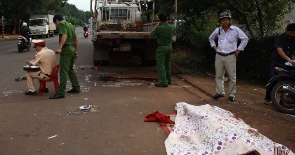 Đắk Lăk: Người đàn ông chết thảm vì đi xe máy tông vào đuôi xe tải đậu bên đường