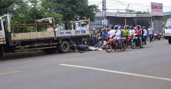 Tai nạn giao thông Plus: Người đàn ông chết thảm vì đi xe máy tông vào đuôi xe tải đậu bên đường