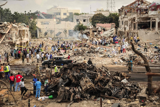 Hiện trường vụ nổ tại quận Hodan ở trung t&acirc;m thủ đ&ocirc; Mogadishu (Ảnh: AFP/Getty)