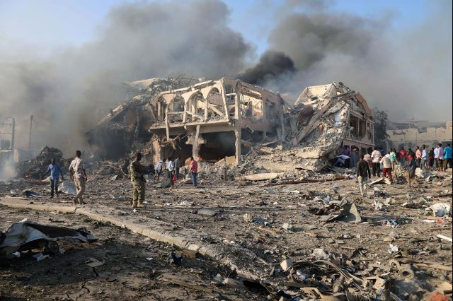 The New York Times, số liệu thống k&ecirc; mới nhất từ giới chức Somalia cho biết &iacute;t nhất 276 người đ&atilde; thiệt mạng trong 2 vụ đ&aacute;nh bom v&agrave; khoảng 300 người kh&aacute;c bị thương. (Ảnh: Reuters)