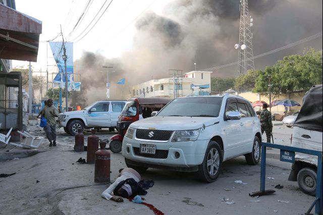 Tổng thống Somalia Mohamed Abdullahi Farmaajo đ&atilde; tuy&ecirc;n bố 3 ng&agrave;y quốc tang v&agrave; k&ecirc;u gọi mọi người hiến m&aacute;u v&agrave; t&agrave;i trợ tiền nhằm trợ gi&uacute;p c&aacute;c nạn nh&acirc;n 2 vụ đ&aacute;nh bom. (Ảnh: Reuters)