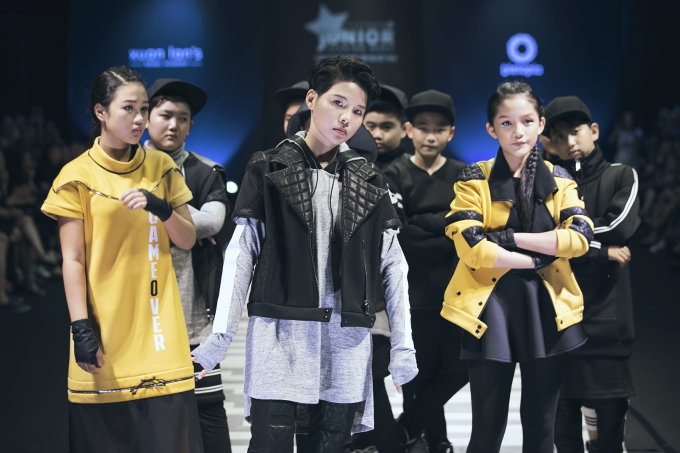 Vũ C&aacute;t Tường c&ugrave;ng team The Voice Kid catwalk trong BST của Kelly B&ugrave;i.