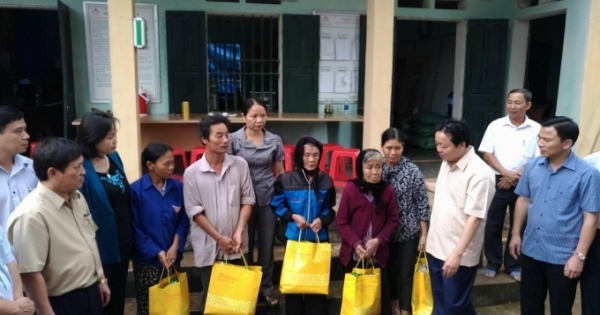 Bộ trưởng Trần Hồng Hà thăm người dân vùng lũ Thanh Hóa