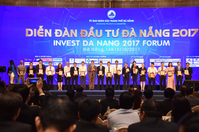 Chủ tịch UBND TP Đ&agrave; Nẵng Huỳnh Đức Thơ trao giấy chứng nhận đầu tư cho c&aacute;c doanh nghiệp đầu tư tr&ecirc;n địa b&agrave;n Đ&agrave; Nẵng.