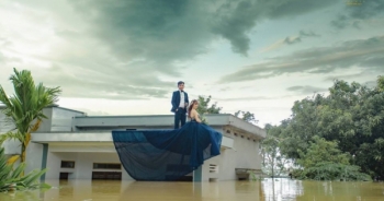 Bất chấp mưa lũ dâng cao, cô dâu chú rể Ninh Bình vẫn leo lên nóc nhà chụp ảnh cưới gây "sốt" MXH