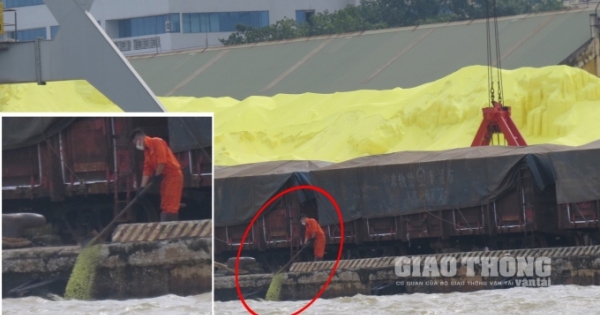 Công nhân dội thẳng xuống sông Cấm tại Cảng Hoàng Diệu