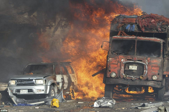 Hơn 300 người thiệt mạng sau vụ đ&aacute;nh bom ở Somalia