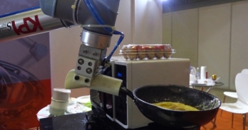 Robot chiên trứng pha cà phê ra mắt tại Sài Gòn