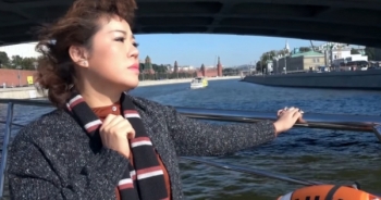 “Tình yêu vỗ cánh’” trên sông Matxcova qua giọng ca ngọt ngào của một nữ nhà báo