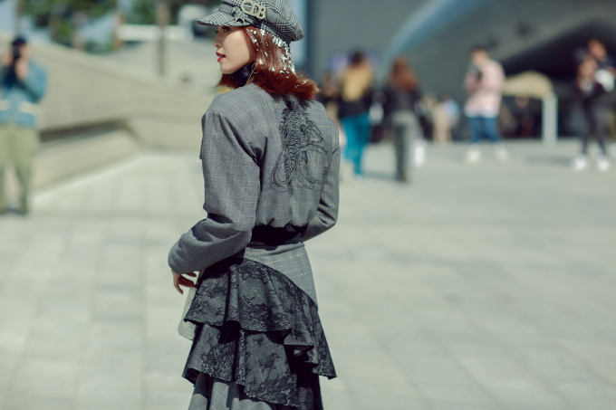 Chinh chiến Seoul Fashion Week, Ninh Dương Lan Ngọc c&ugrave;ng stylist Ho&agrave;i Trang &ldquo;khuynh đảo&rdquo; đường phố H&agrave;n Quốc