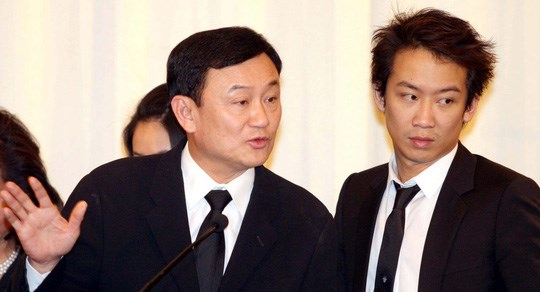Cựu Thủ tướng Th&aacute;i Lan Thaksin Shinawatra (tr&aacute;i) v&agrave; con trai Panthongtae Shinawatra. (Ảnh: The Nation)