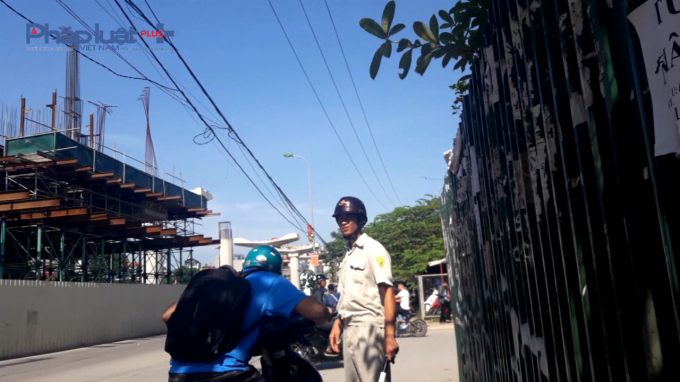 Lực lượng tự quản phường Minh Khai ngang nhi&ecirc;n dừng xe của người vi phạm.