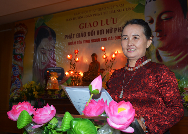 Cư sĩ Diệu Nh&acirc;n - Nguyễn Thị Xu&acirc;n Loan đọc diễn văn tại buổi lễ.