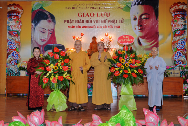 HT. Th&iacute;ch Thanh Nhiễu; HT. Th&iacute;ch Thanh Hưng tặng hoa ch&uacute;c mừng.